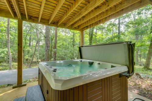 Spacious Massanutten Retreat with Hot Tub and Games in McGaheysville, USA