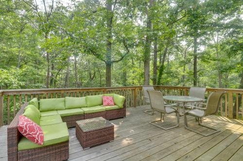 Spacious Massanutten Retreat with Hot Tub and Games in McGaheysville, USA