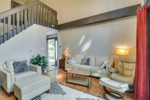Spacious Massanutten Retreat with Hot Tub and Games in McGaheysville, USA