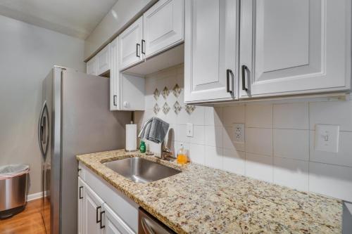 Spacious Massanutten Retreat with Hot Tub and Games in McGaheysville, USA