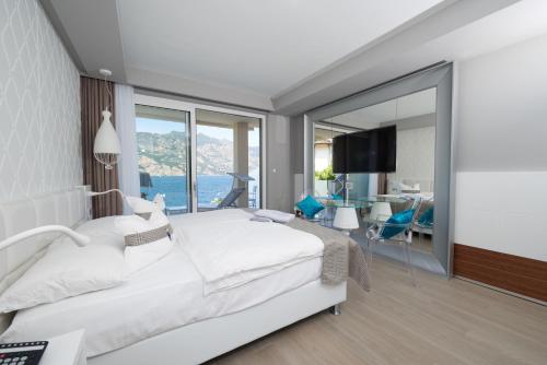 Suite with Lake View