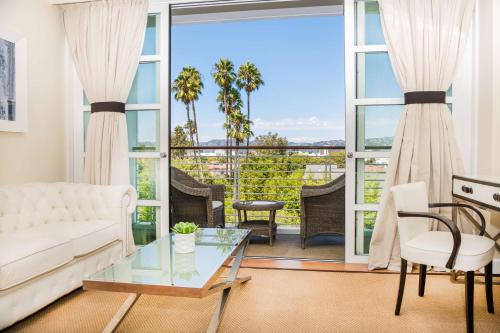Deluxe King Room with Beverly Hills View