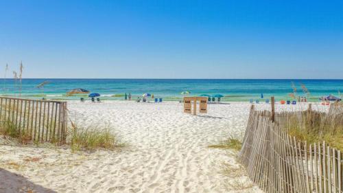 Aventon - Is a 3 bedroom home that is an easy walk to the beach with communal pool, Destin