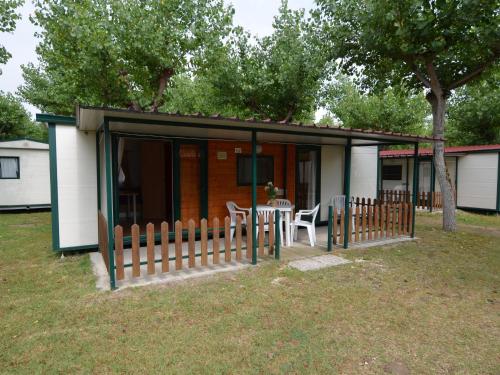  Comfy chalet with terrace in an area near the sea, Unterkunft in Lido di Dante