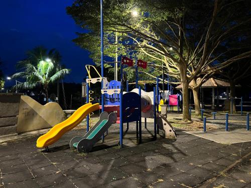 Játszótér, 2000 négyzetméteres, 7 hálószobás Ház 2 fürdőszobával Taman Samudra területén (Sevenseas Seaview Family  Home ) in Taman Samudra