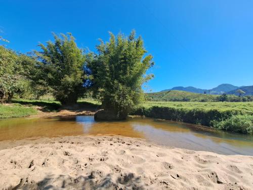 Sítio Completo, na estrada de Aldeia Velha, com rio a frente da porteira