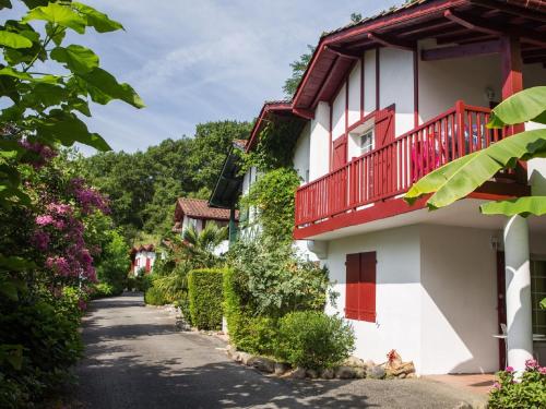 Colorful apartment in Basque style in a green environment - Location saisonnière - La Bastide-Clairence