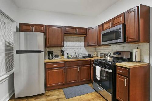 Chic & Fully Furnished 2BR Apartment - Roscoe 1 in Logan Square