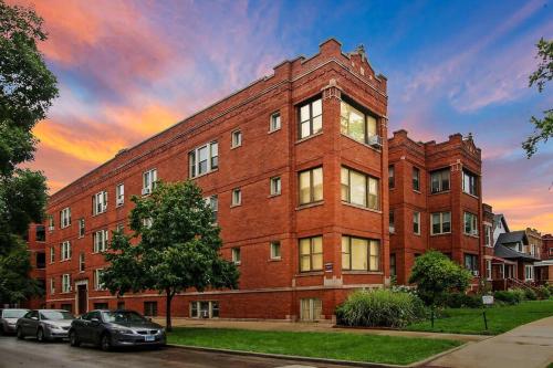 Chic & Fully Furnished 2BR Apartment - Roscoe 1 in Logan Square