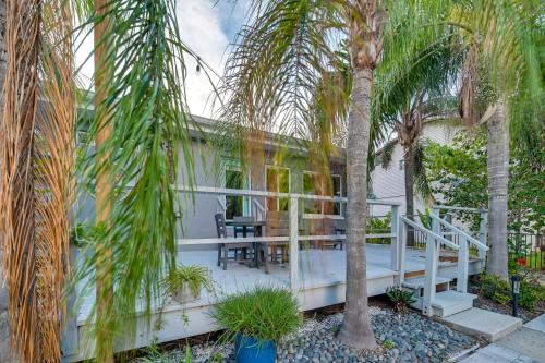 Pet-Friendly Waterfront Home - 2 Mi to Beach! in ทาร์ปอน สปริงส์ (เอฟแอล)