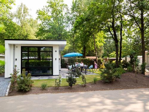 Luxury chalet with dishwasher in a holiday park in the middle of De Veluwe