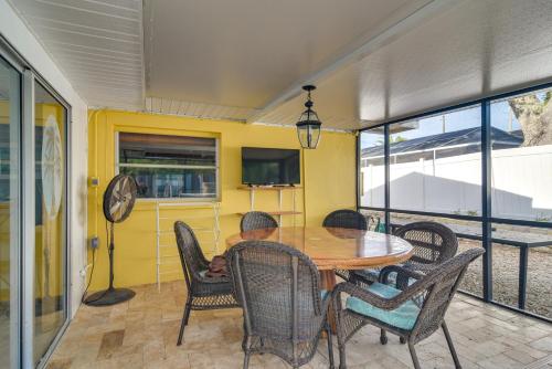 4 Mi to Dog Beach Largo Home with Pool and Hot Tub! in 사라소타 브래든턴 국제공항