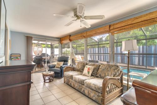 4 Mi to Dog Beach Largo Home with Pool and Hot Tub! in 사라소타 브래든턴 국제공항