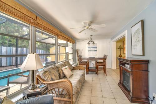 4 Mi to Dog Beach Largo Home with Pool and Hot Tub! in 사라소타 브래든턴 국제공항