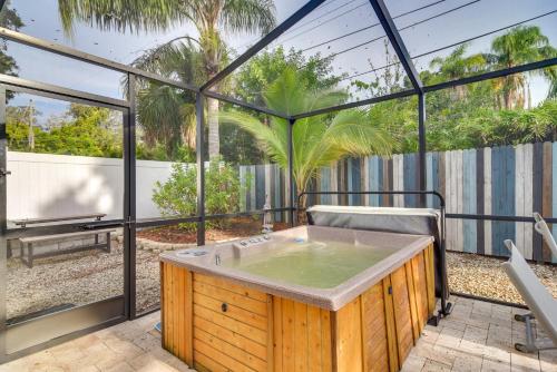 4 Mi to Dog Beach Largo Home with Pool and Hot Tub! in 사라소타 브래든턴 국제공항