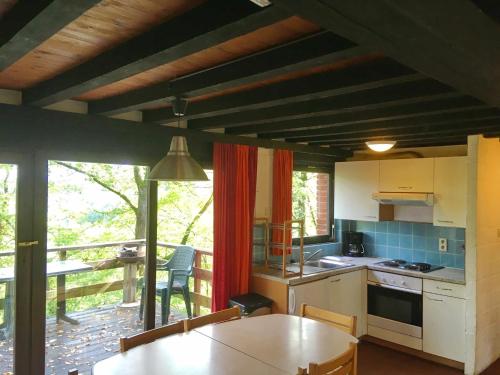 Nicely furnished bungalow with a fireplace near the Maas
