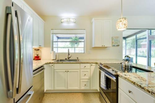 Uncle Louies Gulf Coast Retreat with Outdoor Oasis! - image 31