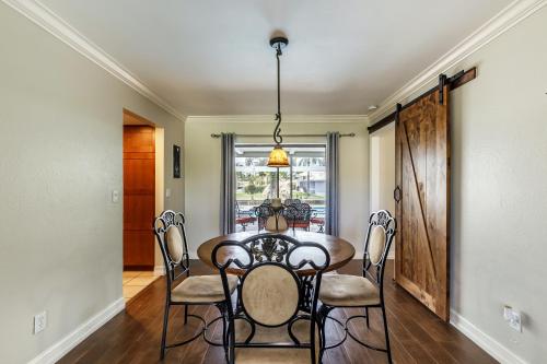 Half mile to the beach! Heated Pool & Spa with Tiki on boat dock! - Villa Changes in Attitude - image 14