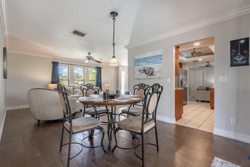 Half mile to the beach! Heated Pool & Spa with Tiki on boat dock! - Villa Changes in Attitude - image 2
