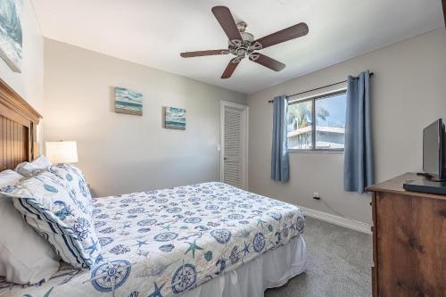 Half mile to the beach! Heated Pool & Spa with Tiki on boat dock! - Villa Changes in Attitude - image 5