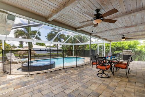 Half mile to the beach! Heated Pool & Spa with Tiki on boat dock! - Villa Changes in Attitude - image 13