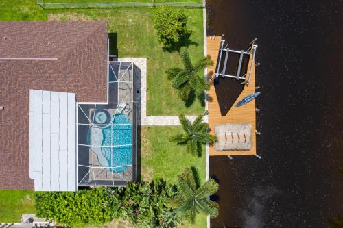 Half mile to the beach! Heated Pool & Spa with Tiki on boat dock! - Villa Changes in Attitude - image 10
