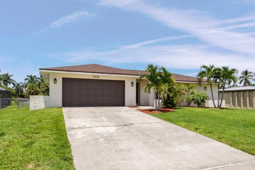 Half mile to the beach! Heated Pool & Spa with Tiki on boat dock! - Villa Changes in Attitude - image 12
