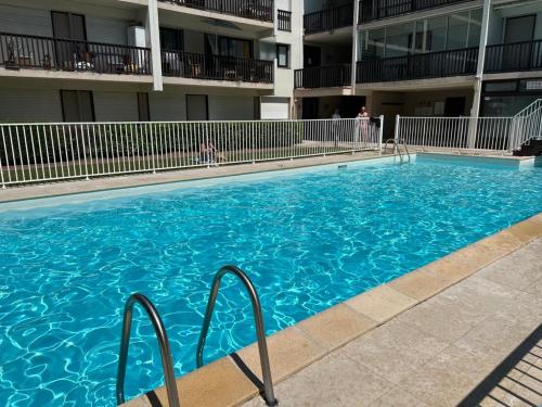 LE COSY avec piscine, balcon et parking