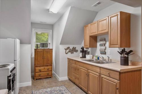 Modern Comforts, Classic Charm: Neighborhood Gem Modern Comforts, Classic Charm: Neighborhood Gem