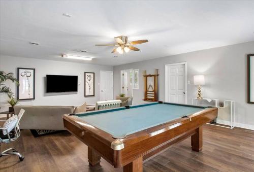 Modern Comforts, Classic Charm: Neighborhood Gem Modern Comforts, Classic Charm: Neighborhood Gem