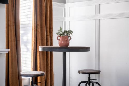 Walk/ Bike everywhere from this Historic Chic Studio in Columbus, USA