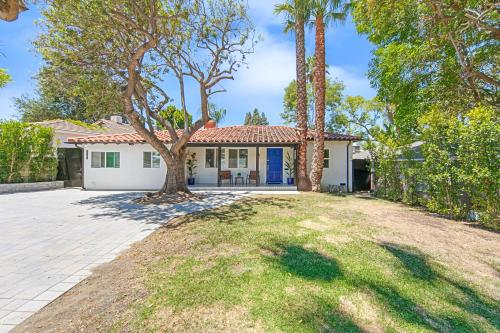 Studio City Contemporary Villa with Pool Sleeps 10 in Los Angeles, USA