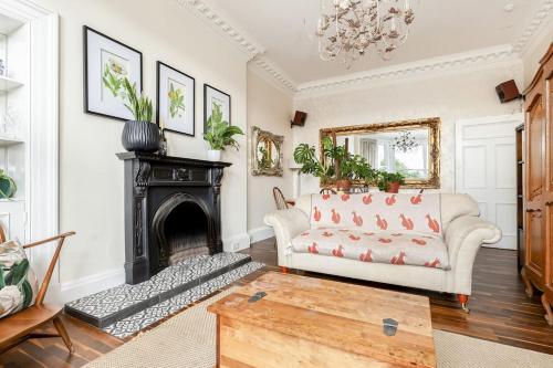 Stylish Victorian Apartment close to the Botanical gardens, Free parking!