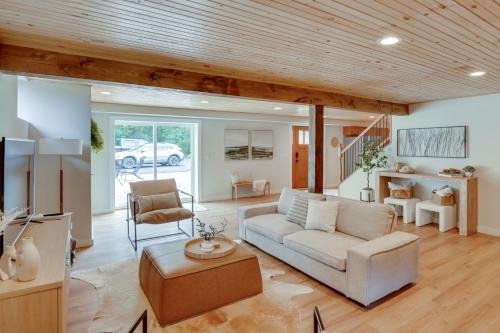 Hot Tub, Fire Pit Pet-Friendly Freehold Home! in Freehold, USA