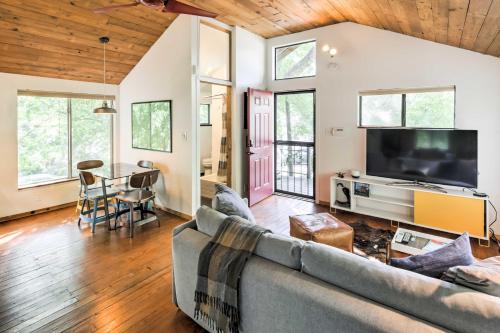 Chic East Austin Studio Bungalow with Spacious Yard!