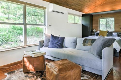 Chic East Austin Studio Bungalow with Spacious Yard! in Austin, USA