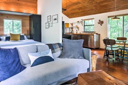 Chic East Austin Studio Bungalow with Spacious Yard! in Austin, USA