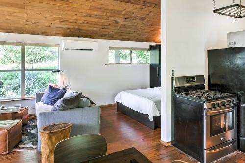 Chic Studio Bungalow in Trendy East Austin Area! - image 11