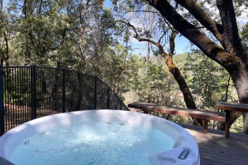 Meadow Vista Mountain Escape w/ River Views! in Colfax (CA)
