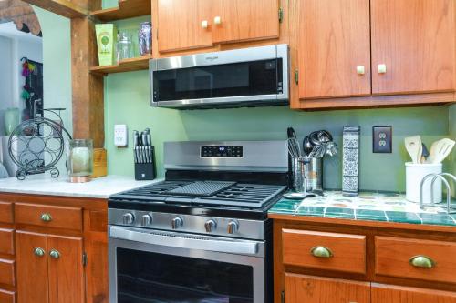 Cozy Adobe Casita 1 Mile to Santa Fe Plaza! in Santa Fe, USA