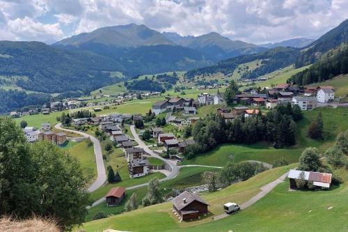  Stilvolle Wohnung mit traumhaftem Bergblick in Disentis