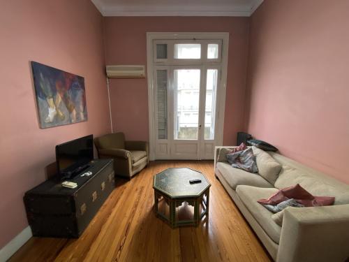 Vintage apartment in the right place