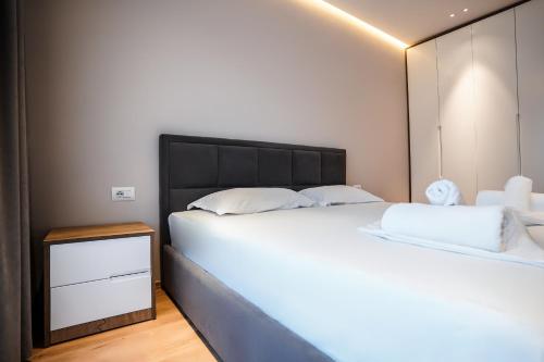 2BR at Café Flora - Skanderbeg Square Area, Tirana (photo 7)