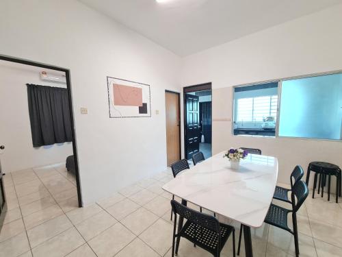 บ้านเดี่ยว 4 ห้องนอน 3 ห้องน้ำส่วนตัว ขนาด 213 ตร.ม. – ซิมปัง (Air-home M1 Simpang, 4BR, 10pax, Netflix) near ป้อมงะห์อิบราฮิม