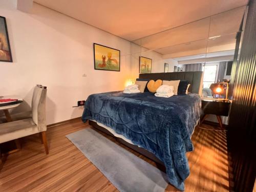 Loft Cama King 3 min do centrinho by HospedaHost
