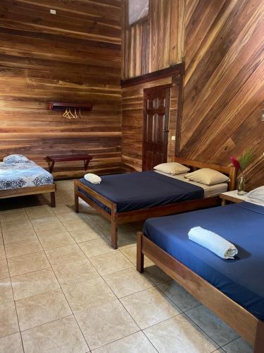 2 queen beds, 1 twin bed