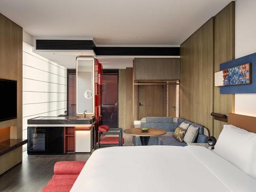 Premium King Room image 4