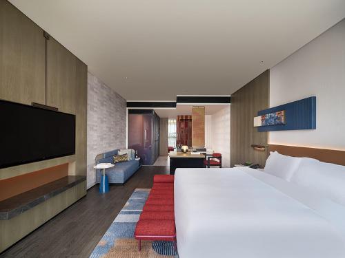 Standard King Room image 5