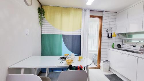 Hongdae&Sinchon 10min cozy house with 2 bedrooms, Сеул (фото 9)