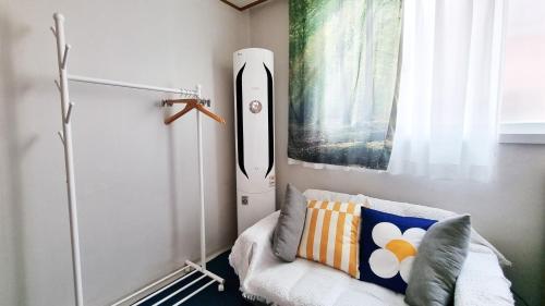 Hongdae&Sinchon 10min cozy house with 2 bedrooms, Сеул (фото 6)